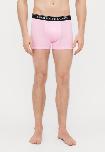 Ružové boxerky z pružnej tkaniny s čiernym pásom obsahujúcim logo "POLO RALPH LAUREN". Strih nad stehnom.
