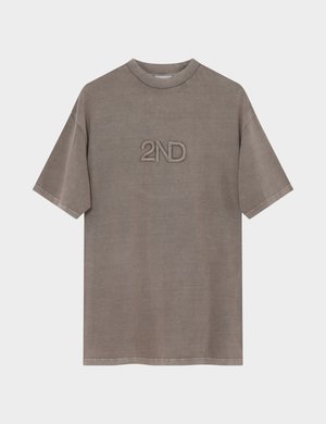 T-shirt marron à manches courtes avec col rond et logo brodé "2ND" centré sur la poitrine.