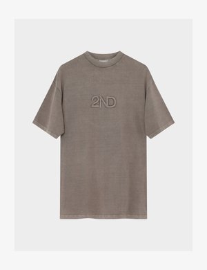 Pruun lühikeste varrukatega ümara kaelusega T-särk, millel on rinnal keskel tikandiga "2ND" logo.