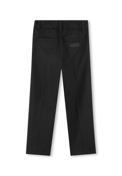 Zwarte broek met een gladde textuur, voorzien van een ontspannen tailleband, twee achterzakken en een subtiele merklogo op de bovenkant van de linkerzak.