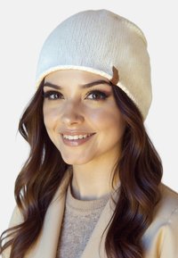 Strikket hue i off-white med et struktureret design og et lædermærke på siden, som giver en tætsiddende pasform for varme.