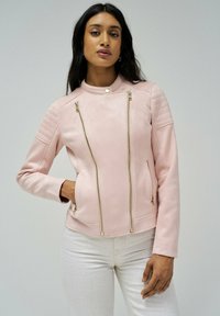 Roza umetna usnjena jakna z visokim ovratnikom, rebrastimi ramenskimi poudarki in dvema zlatoma zadrgama na sprednji strani. Gladka tekstura, prilagojen kroj.