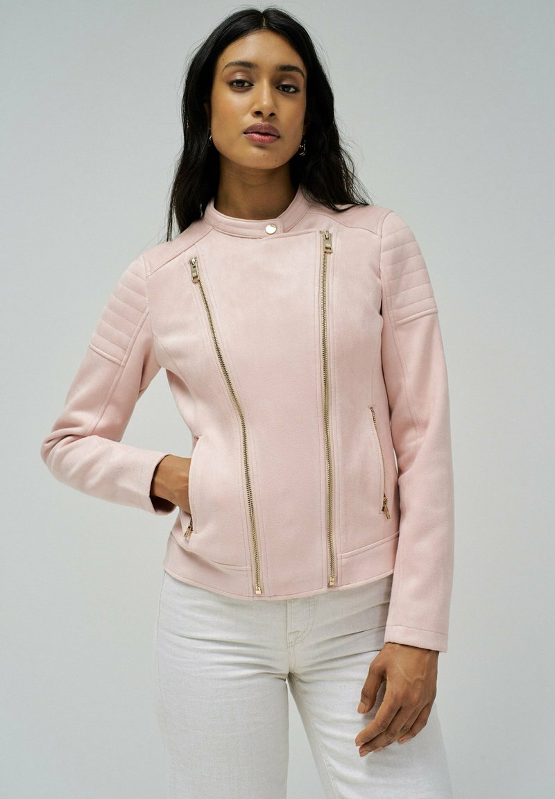 Roza umetna usnjena jakna z visokim ovratnikom, rebrastimi ramenskimi poudarki in dvema zlatoma zadrgama na sprednji strani. Gladka tekstura, prilagojen kroj.