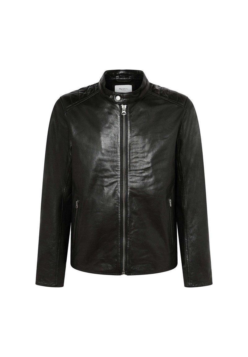 Chaqueta de cuero negra con un diseño acolchado en los hombros, cuello alto y un cierre central. Cuenta con bolsillos laterales y una textura suave.