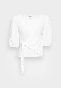 Top branco envolto feito de tecido texturizado, apresentando um decote em V profundo e mangas bufantes, com uma fita na cintura para ajuste.