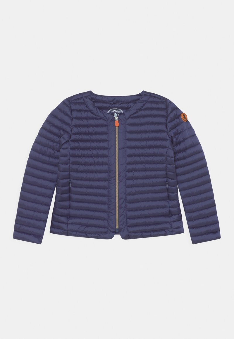 Veste légère matelassée navy avec un col rond, fermeture éclair frontale et tirette orange. Comprend deux poches latérales zippées et des poignets côtelés.