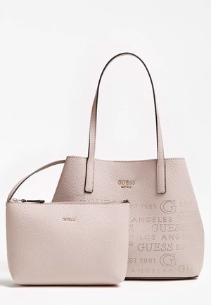 Jasnoróżowa, teksturowana skórzana torba typu tote GUESS z pasującą saszetką na zamek, obie z tłoczonymi i złotymi detalami logo.