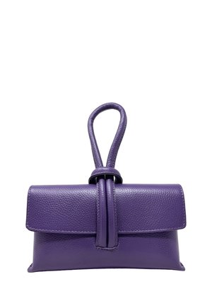 Piccola pochette in pelle viola con patta frontale e cinturino da polso ad anello, mostrata su sfondo bianco.
