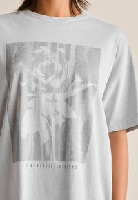 Next GRUNGY ROSE GRAPHIC - T-shirt med print - grey wash
