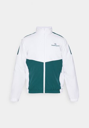 Chaqueta cortavientos blanca y azul verdoso con alto cuello, cierre de cremallera, puños y dobladillo elásticos, que presenta un logotipo en el pecho y bolsillos laterales.