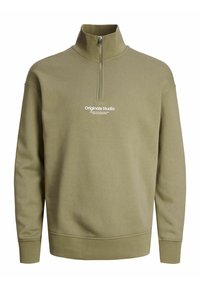 Olivgrön sweatshirt med hög krage, halvdragkedja och logotexten "Originals Studio" på bröstet; tillverkad av mjukt, texturerat tyg.