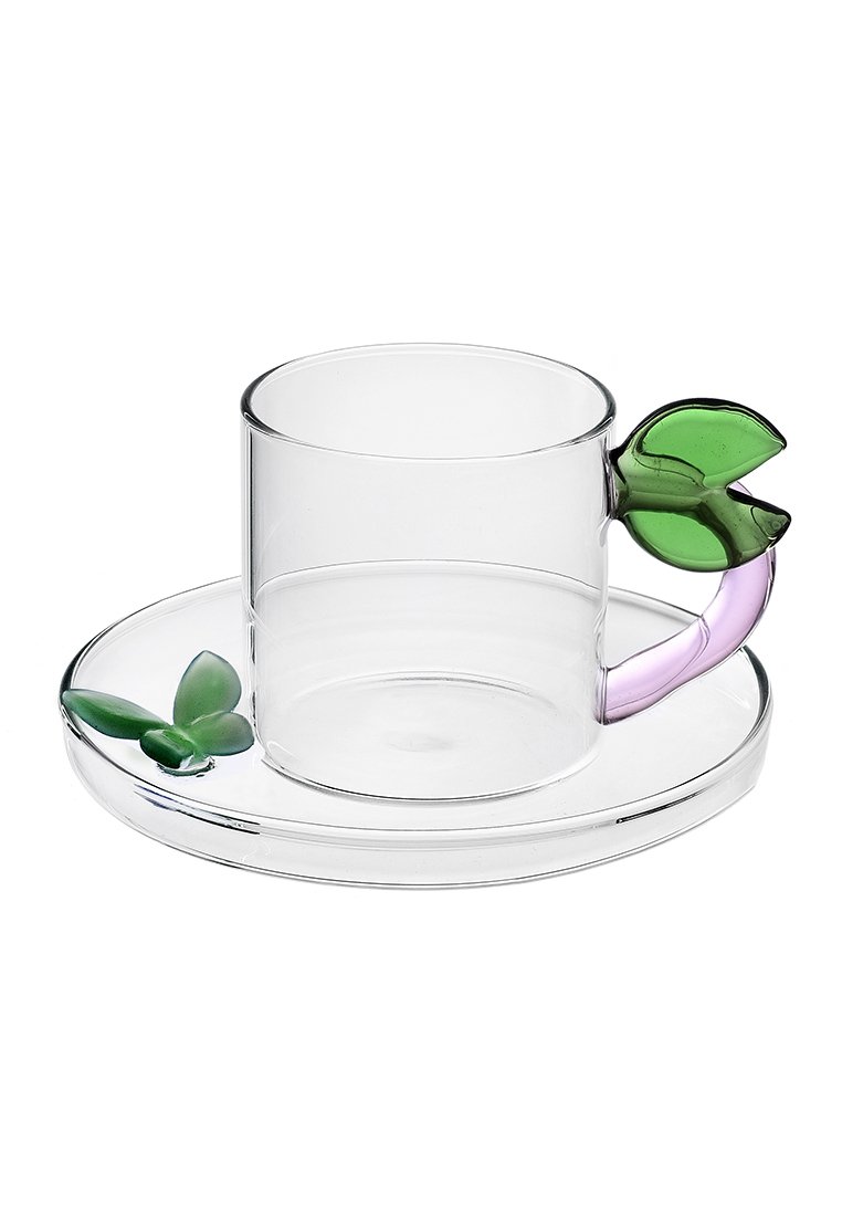 Przezroczysty szklany kubek z zielonymi i fioletowymi uchwytami w kształcie liści, w komplecie z dopasowaną okrągłą podstawką. Gładka faktura, minimalistyczny design.