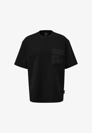 Must valgest t-särgil on puuvillane kangas, rinnakotiga, ümara kaelaaugu ja lühikeste varrukatega. Sile tekstuur.