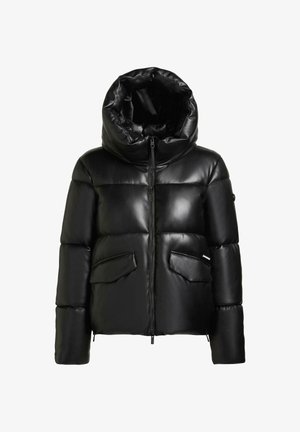 Schwarze Daunenjacke aus glänzendem Material, mit hohem Kapuzenkragen, durchgehendem Reißverschluss und zwei vorderen Taschen mit markanten Stichdetails.