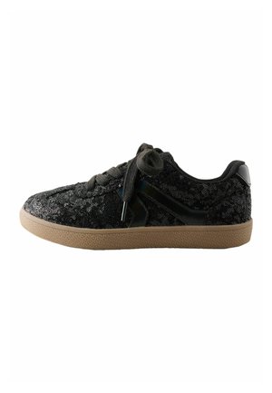 Lavtop sort sneaker med sorte snørebånd, palietstof øverste, sort sideløsning og lysebrun gummisål.