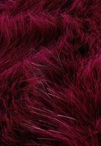 Magenta nepfleece stof met lange, zachte strengen en een dichte structuur, wat een luxe, pluche uitstraling creëert.