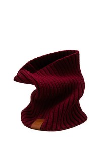 Bordowy komin dzianinowy o prążkowanej fakturze. Posiada skórzaną metkę po jednej stronie, cylindryczny kształt oraz miękki materiał.