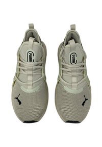 Scarpe da ginnastica grigio chiaro con parte superiore in mesh, colletto imbottito, lacci elastici e logo Puma nero di lato.