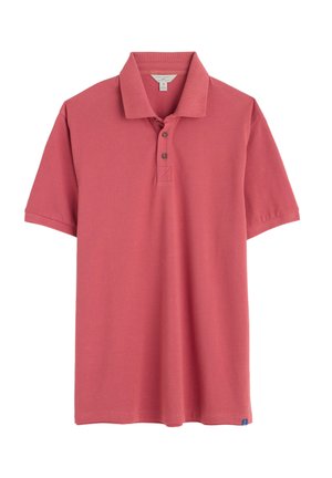 Polo de manga corta en color coral, hecho de algodón. Presenta un cuello, una tapeta de tres botones y una pequeña etiqueta azul en el dobladillo. Corte clásico.