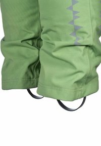 Vihreät kangashousut, joissa on kolmiomainen harmaa kuvio ja mustat elastiset jalkakiinnikkeet lahkeiden suissa.