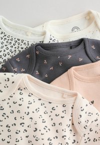 Négy babaruhák elrendezve: leopárdmintás, egyszínű rózsaszín, sötétkék apró cseresznyékkel, illetve fehér, apró pöttyökkel és részben szivárvány mintával.