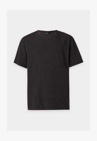 T-shirt noir manches courtes col rond avec une petite poche poitrine à gauche, présenté sur un fond gris clair.
