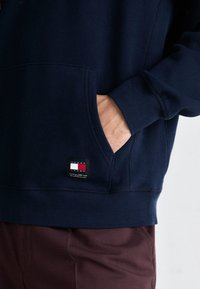 Tommy Jeans GLITTER HOODIE UNISEX - Jersey con capucha - dark night navy