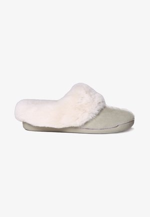 Chausson en suède gris avec un faux fur blanc duveteux au niveau de la cheville, bout rond et détails cousus le long de la semelle. Texture douce et design confortable.