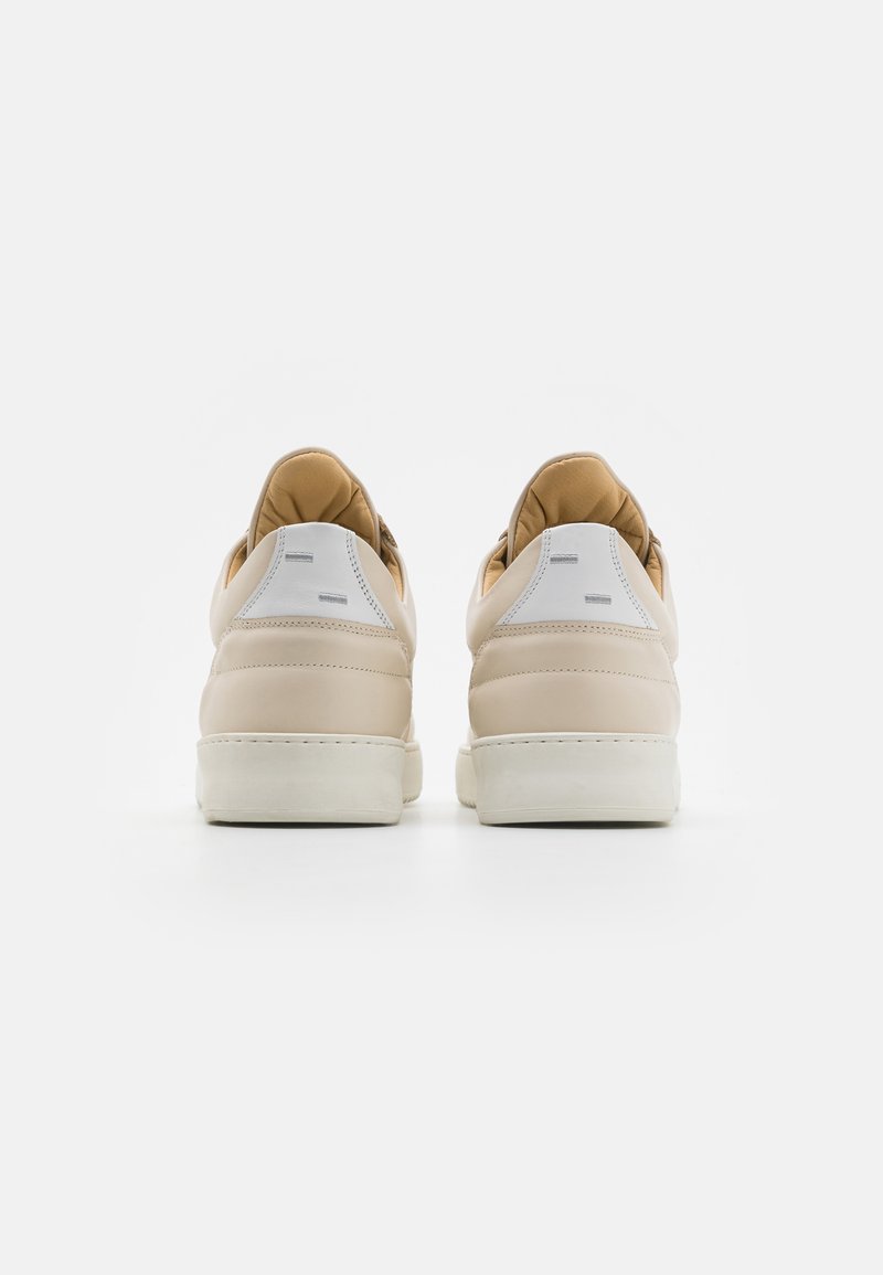 Beige Ledersneaker mit einem gepolsterten, hellbraunen Futter und einer weißen Gummisohle, die ein minimalistisches Design und dezente Markenkennzeichnung an der Ferse aufweisen.