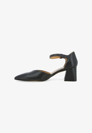 Scarpa in pelle nera con tacco basso a blocco, punta appuntita e cinturino alla caviglia, vista laterale su sfondo bianco.