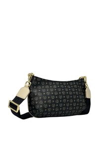 Borsa a tracolla in pelle nera con motivo logo in rilievo, hardware dorato e una tracolla beige accentuata, caratterizzata da una texture liscia e una forma arrotondata.