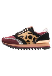 Sneaker multicolore con un mix di suede, tessuto a stampa leopardata e dettagli in glitter. Presenta una suola spessa con un bordo seghettato.