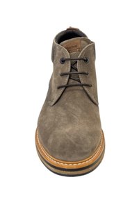 Bruine suède enkellaarsjes met ronde neus, zwarte veters en contrasterende tan rubberen zool. Voorzien van een subtiel logo op de tong.