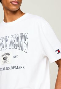 Tommy Jeans ARCHIVE LOGO - Camiseta estampada - white