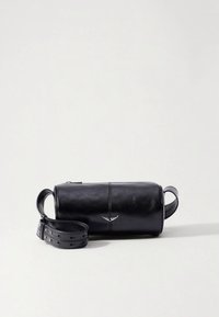 Zwart leren cilindrische tas met een gladde textuur, voorzien van een metalen accent, verstelbare riem en dubbele handvatten.