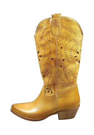 Stivale da cowboy in pelle color cuoio con perforazioni decorative, punta appuntita e tacco basso in legno impilato.