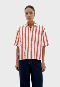 Red and white striped short-sleeve shirt made of lightweight fabric, featuring a buttoned front and a classic collar design.