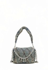 Mala de mão acolchoada em ganga com pega almofadada, alça de corrente prateada e letras a soletrar "DIESEL" penduradas na corrente.