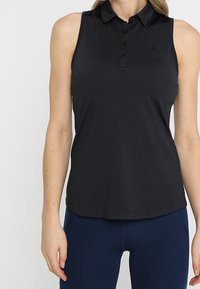 Černé bezrukávové polo tričko s límečkem a knoflíkovým zapínáním vpředu, vyrobené z hladké látky. Na hrudi je malé logo.