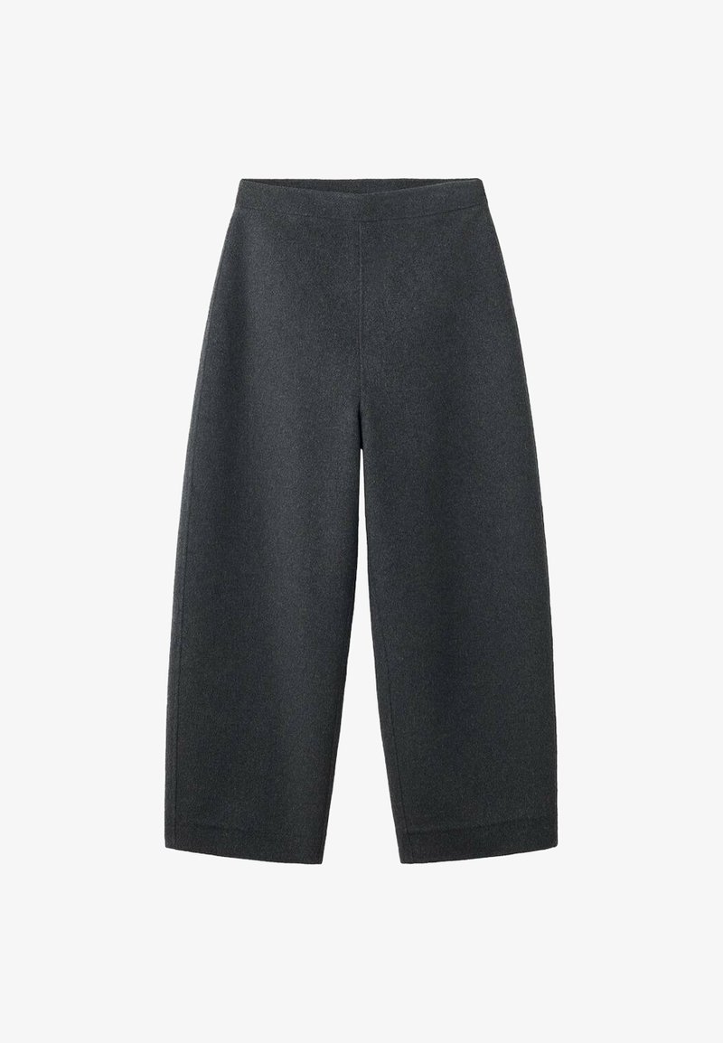 Tmavohnedé, široké, 3/4 nohavice vyrobené z mäkkej tkaniny s hladkou textúrou a jednoduchým dizajnom; majú vysoký elastický pás.