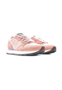 Scarpe da ginnastica rosa chiaro con pannelli in suede e tessuto, lacci piatti e una suola in gomma marrone strutturata. Presentano il logo sul lato e sulla linguetta.