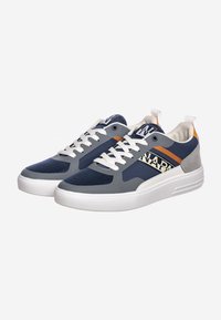 Sneakers blu navy con tomaia in rete e tessuto, lacci bianchi, dettagli grigi e logo arancione, dotati di una suola in gomma bianca.