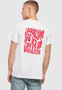 Hvid bomulds t-shirt med korte ærmer, der har stor, bølget rød tekst på ryggen, som siger "Lotosblume hab' ich sie genannt."