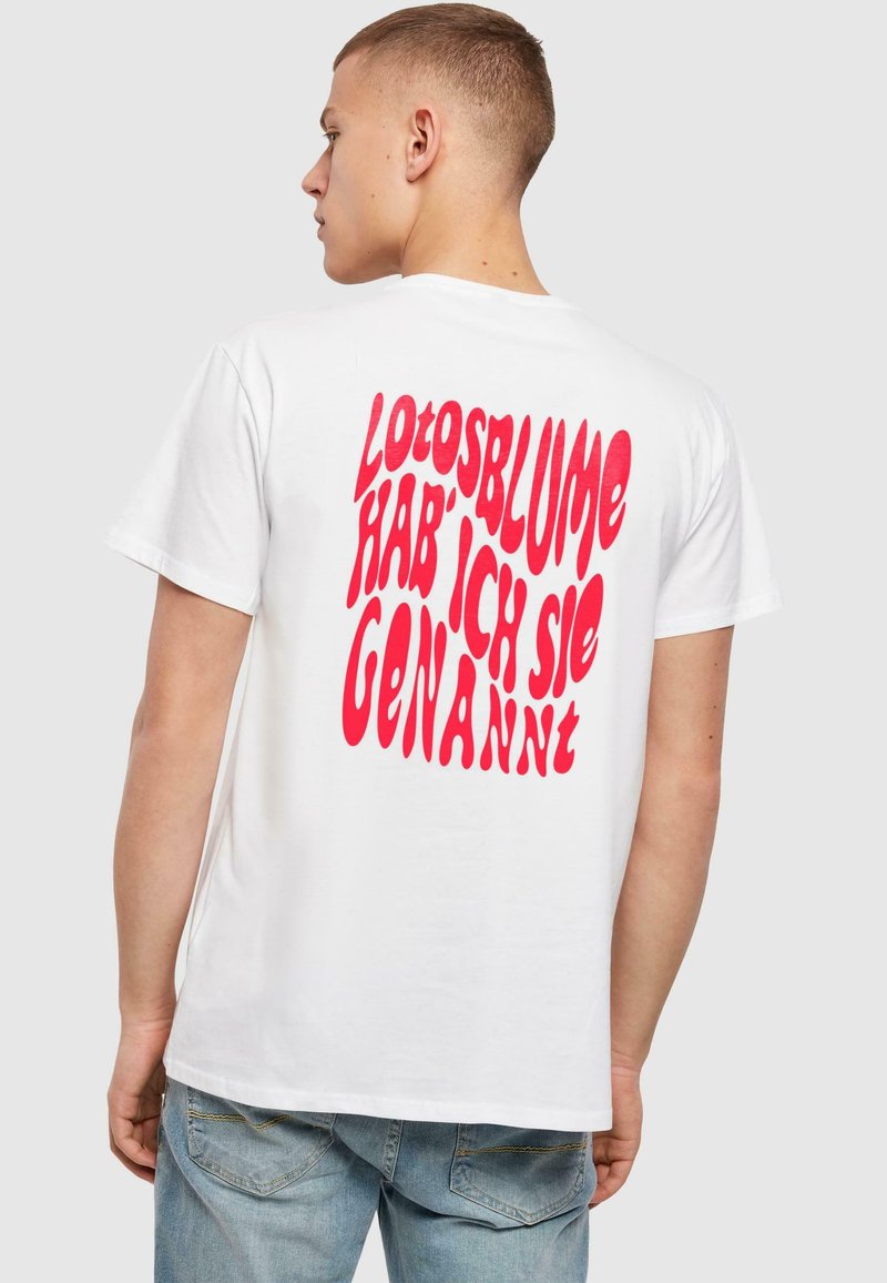 Hvid bomulds t-shirt med korte ærmer, der har stor, bølget rød tekst på ryggen, som siger "Lotosblume hab' ich sie genannt."