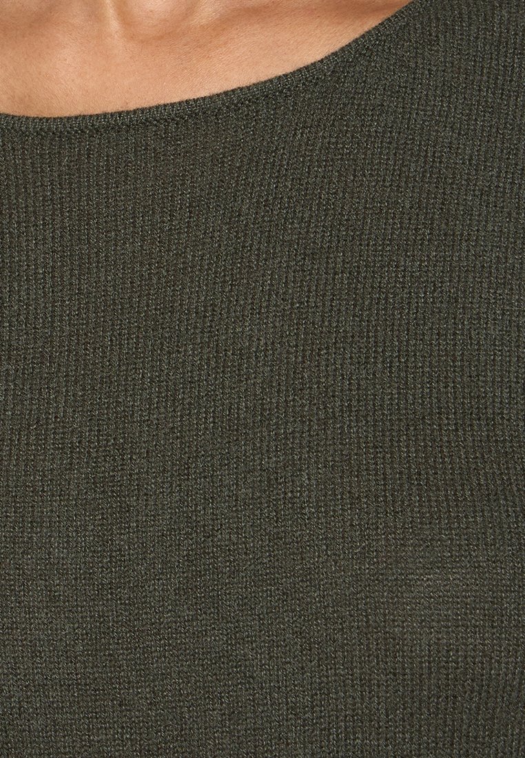 Tejido de punto acanalado verde con una textura suave, que presenta un escote amplio y un patrón sutil, adecuado para una comodidad transpirable.