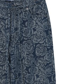 Denimbyxor med en mörkblå bas och ett blommigt ros-mönster i ljusare blått, femficksdesign och justerbart satte knytband vid midjan.