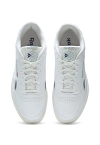 Baskets en cuir blanc avec une texture lisse, présentant un bout arrondi, des détails perforés et des accents bleu marine. Lacets et marque visibles.