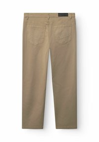 Bézs egyenes szárú nadrág hátsó zsebekkel és övhurkokkal, laposan kifektetve, hátulról fehér háttéren.