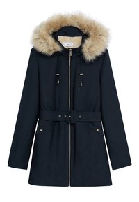 Parka marine avec capuche en fausse fourrure, fermeture éclair, cordons de serrage, taille cintrée avec ceinture, deux poches latérales et détails en métal doré.