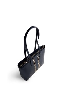 Svart lær tote-bag med to lange håndtak, gullfarge detaljer og vertikale grommet-detaljer foran. Har glidelås-lukking.